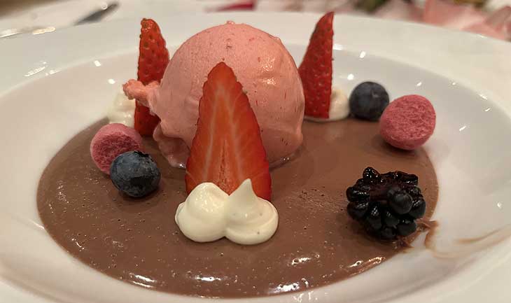 Manjari-Schokoladencreme mit Himbeersorbet  (&copy;Foto. Martin Schmitz)